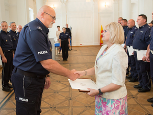 Listy gratulacyjne i nagrody dla stołecznych policjantów i pracowników