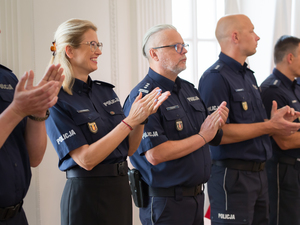 Listy gratulacyjne i nagrody dla stołecznych policjantów i pracowników