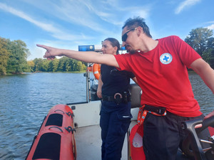 Bezpieczny wypoczynek nad wodą, czyli mobilne patrole Policji oraz WOPR