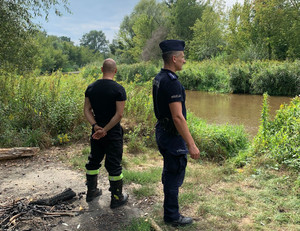 Wspólne partole policjantów i strażaków nad wodą