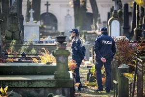 Bezpieczne wizyty na cmentarzach. Policja radzi, jak uniknąć świątecznych rozczarowań