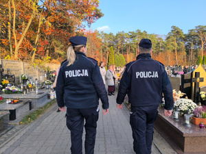 Otwoccy policjanci dbają o bezpieczeństwo w rejonie cmentarzy