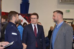 Promocja bezpieczeństwa i służby w Policji. Mundurowi uczestniczyli w Targach Pracy w Otwocku