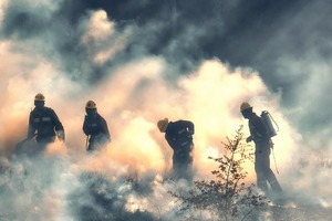 Wypalanie traw to śmiertelne niebezpieczeństwo – Policja ostrzega przed tragicznymi skutkami nieodpowiedzialności