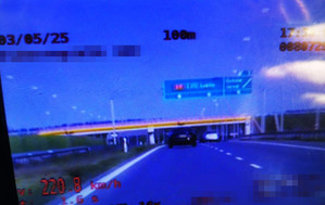 Dwaj kierowcy podczas majówki „zgarnęli” mandaty o wysokości 2500 i 2000 złotych za przekroczenie prędkości o 100 i 62 km/h.