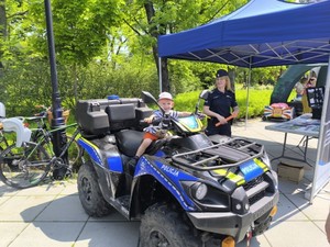 Policjanci na dniu dziecka w Otwocku