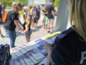 Policjanci na dniu dziecka w Otwocku