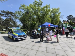 Policjanci na dniu dziecka w Otwocku