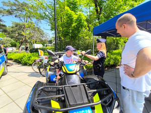 Policjanci na dniu dziecka w Otwocku