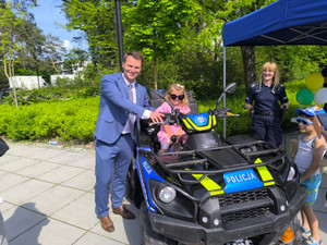 Policjanci na dniu dziecka w Otwocku