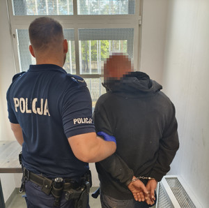 Policjant z zatrzymanym