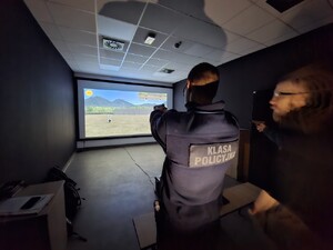 Innowacyjne szkolenie uczniów klasy policyjnej z Nukleonika na wirtualnej strzelnicy otwockiej komendy