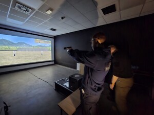 Innowacyjne szkolenie uczniów klasy policyjnej z Nukleonika na wirtualnej strzelnicy otwockiej komendy