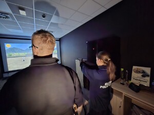 Innowacyjne szkolenie uczniów klasy policyjnej z Nukleonika na wirtualnej strzelnicy otwockiej komendy
