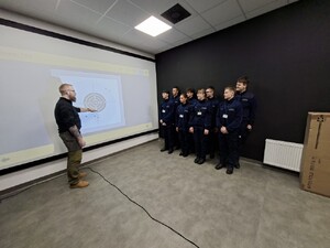Innowacyjne szkolenie uczniów klasy policyjnej z Nukleonika na wirtualnej strzelnicy otwockiej komendy