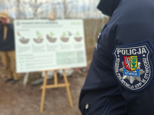 Otwoccy policjanci z zieloną misją – wiosenne sadzenie lasu z Nadleśnictwem Celestynów