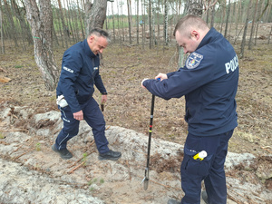Otwoccy policjanci z zieloną misją – wiosenne sadzenie lasu z Nadleśnictwem Celestynów