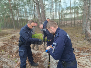 Otwoccy policjanci z zieloną misją – wiosenne sadzenie lasu z Nadleśnictwem Celestynów