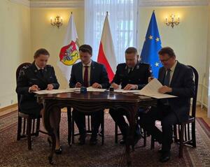 Wspólnie dla bezpieczeństwa młodzieży- Komendant Powiatowy Policji w Otwocku podpisał porozumienie w ramach programu „Zaplątani w sieci”