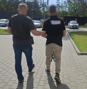 Chuligańskie wybryki i zniszczenie mienia. Recydywista trafił do aresztu na 3 miesiące dzięki czujności kierowcy i sprawnej pracy służb