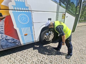 Bezpieczna podróż z otwocką drogówką – policjanci kontrolują autokary wycieczkowe