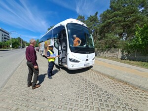 Bezpieczna podróż z otwocką drogówką – policjanci kontrolują autokary wycieczkowe