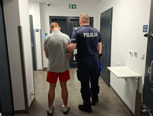 Błyskawiczne zatrzymanie 23-latka. Odpowiedzi za atak na ochroniarza w warunkach recydywy, a najbliższe miesiące spędzi w areszcie
