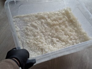 Cios w narkobiznes. Otwoccy kryminalni wspólnie z CBŚP zlikwidowali laboratorium mefedronu, zabezpieczyli 30 kg mefedronu i zatrzymali 25- latka poszukiwanego Czerwoną Notą Interpolu