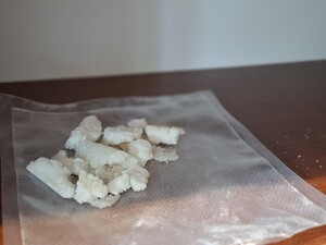 Cios w narkobiznes. Otwoccy kryminalni wspólnie z CBŚP zlikwidowali laboratorium mefedronu, zabezpieczyli 30 kg mefedronu i zatrzymali 25- latka poszukiwanego Czerwoną Notą Interpolu