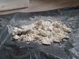 Cios w narkobiznes. Otwoccy kryminalni wspólnie z CBŚP zlikwidowali laboratorium mefedronu, zabezpieczyli 30 kg mefedronu i zatrzymali 25- latka poszukiwanego Czerwoną Notą Interpolu