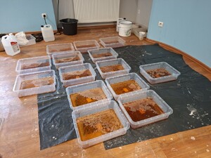 Cios w narkobiznes. Otwoccy kryminalni wspólnie z CBŚP zlikwidowali laboratorium mefedronu, zabezpieczyli 30 kg mefedronu i zatrzymali 25- latka poszukiwanego Czerwoną Notą Interpolu