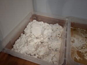 Cios w narkobiznes. Otwoccy kryminalni wspólnie z CBŚP zlikwidowali laboratorium mefedronu, zabezpieczyli 30 kg mefedronu i zatrzymali 25- latka poszukiwanego Czerwoną Notą Interpolu