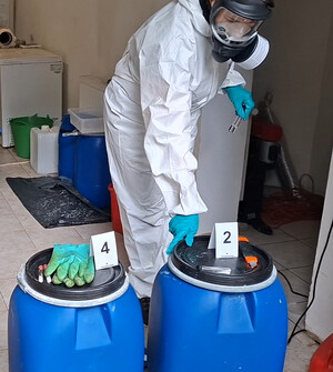 Cios w narkobiznes. Otwoccy kryminalni wspólnie z CBŚP zlikwidowali laboratorium mefedronu, zabezpieczyli 30 kg mefedronu i zatrzymali 25- latka poszukiwanego Czerwoną Notą Interpolu