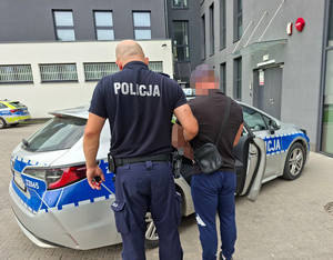 Unikał więzienia, ale zdradził go nerwowy manewr partnerki. 35-latek trafił za kratki