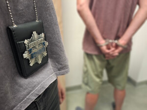 Policjanci z zatrzymanym