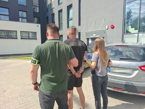 Policjanci z zatrzymanym