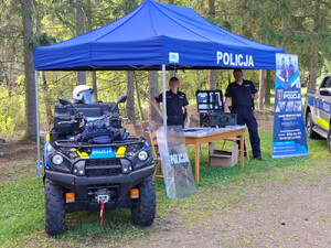 Bezpieczny powrót do szkoły – otwoccy policjanci na pikniku w Centrum Edukacji Leśnej