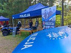 Bezpieczny powrót do szkoły – otwoccy policjanci na pikniku w Centrum Edukacji Leśnej