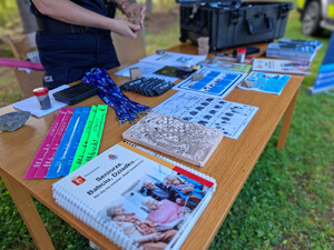 Bezpieczny powrót do szkoły – otwoccy policjanci na pikniku w Centrum Edukacji Leśnej