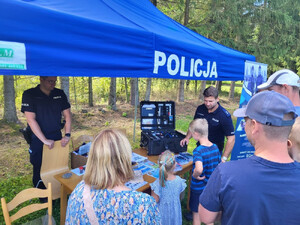 Bezpieczny powrót do szkoły – otwoccy policjanci na pikniku w Centrum Edukacji Leśnej