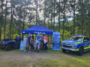 Bezpieczny powrót do szkoły – otwoccy policjanci na pikniku w Centrum Edukacji Leśnej