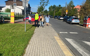 „Bezpieczna droga do szkoły” – otwoccy policjanci dbają o bezpieczeństwo uczniów