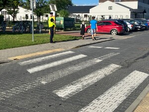 „Bezpieczna droga do szkoły” – otwoccy policjanci dbają o bezpieczeństwo uczniów