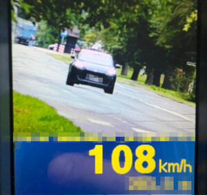 108 km/h w rejonie szkoły. 75-latek stracił prawo jazdy w Ostrowie