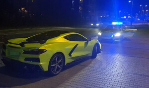 Agresywna jazda i aktywny zakaz. Sportowa Corvette zatrzymana na ulicach Otwocka
