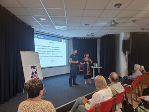 Policjant z Otwocka edukuje seniorów. Oszustwa w sieci i sztuczna inteligencja na tapecie w Uniwersytecie Trzeciego Wieku w Karczewie