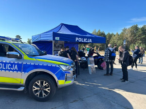Otwoccy policjanci na Dniu Otwartym Koszar w Wesołej